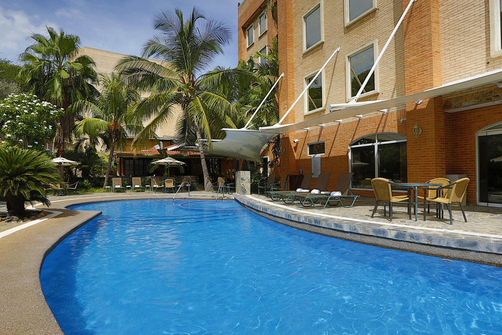 Eurobuilding Express Maiquetia Hotell Eksteriør bilde The swimming pool at the hotel